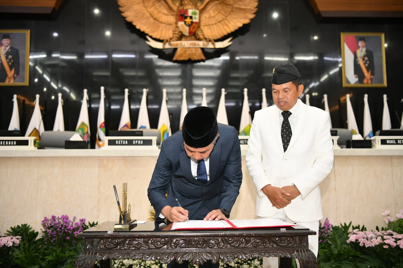 Gubernur Jabar Dedi Mulyadi pada acara Serah Terima Jabatan Gubernur Jawa Barat dalam Rapat Paripurna DPRD Provinsi Jawa Barat di gedung DPRD Jabar, Kota Bandung, Jumat, 21 Februari 2025.