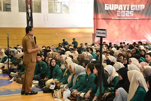 Bupati Sumedang Dony Ahmad Munir memberikan arahan sebelum para peserta KKN diterjunkan ke tengah masyarakat.Diskomimfosanditik