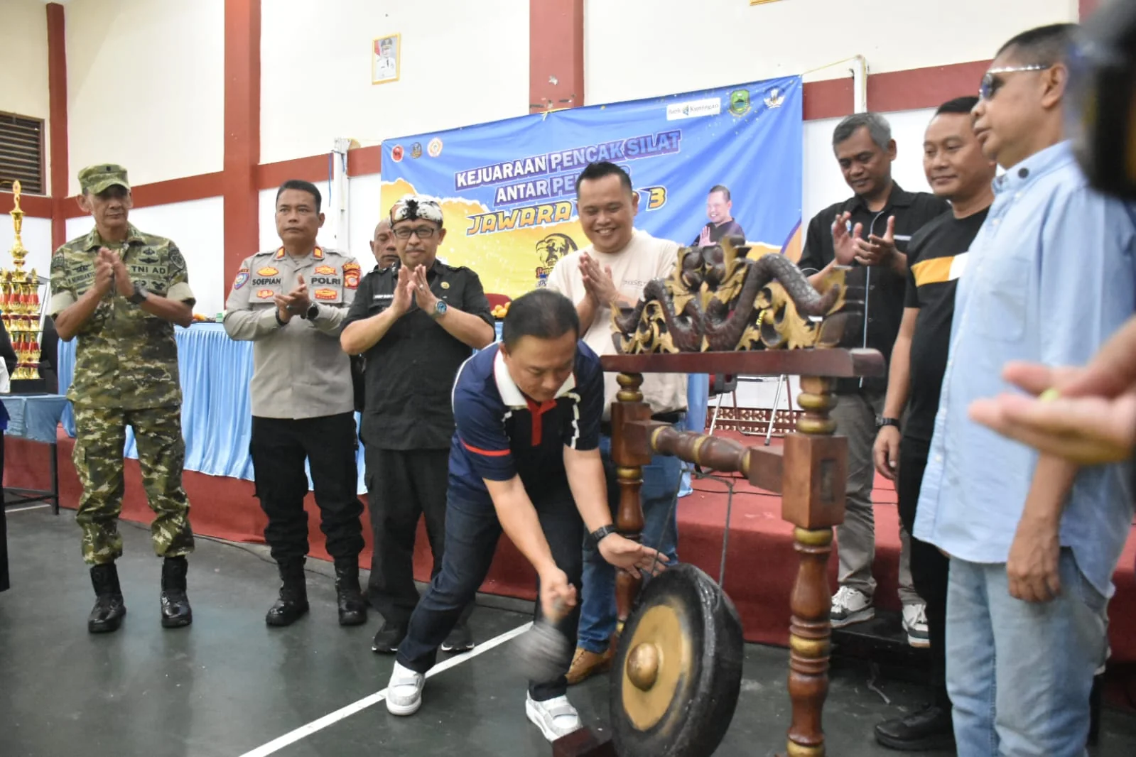 Bupati Kuningan, Dian Rachmat Yanuar, secara resmi membuka Kejuaraan Pencak Silat Jawara Cup III Piala Bergilir Bupati Kuningan yang digelar di Aula Graha Sajati BKPSDM Kuningan,Dok-Diskominfo Kuningan