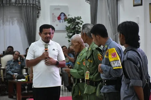 Bupati Sumedang Dony Ahmad Munir saat menyerahkan insentif Satlinmas Kecamatan Utara dan Selatan di Gedung Negara.Dok-Diskominfosanditik Sumedang