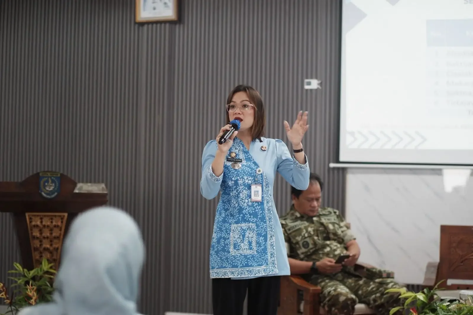 Camat Sukmajaya Christine Desima Arthauli saat memaparkan isu strategis Musrenbang Tahun 2027 di Aula Kecamatan Sukmajaya, Jumat (30/01/26). (Foto: JD 01/Diskominfo Depok).