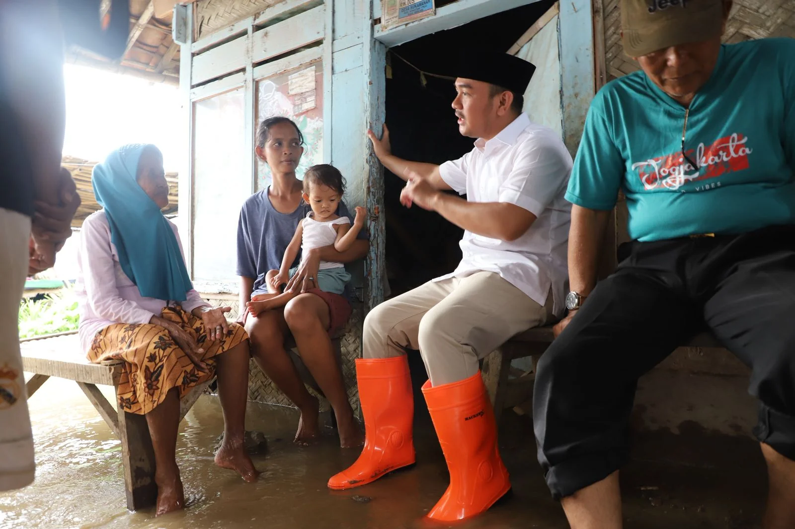 Bupati Bekasi Ade Kuswara Kunang meninjau langsung lokasi banjir di Desa Sukamanah, Kecamatan Sukatani.Ist
