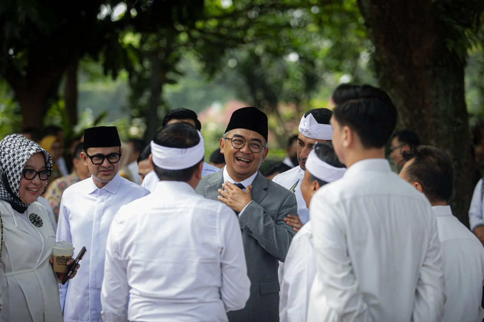 Pemerintah Kota (Pemkot) Bandung mendukung kebijakan yang diambil oleh Pemerintah Provinsi Jawa Barat terkait larangan penebangan dan pemangkasan pohon serta tanaman produktif lainnya di sepanjang jalan provinsi.Dok-Diskominfo Kota Bandung