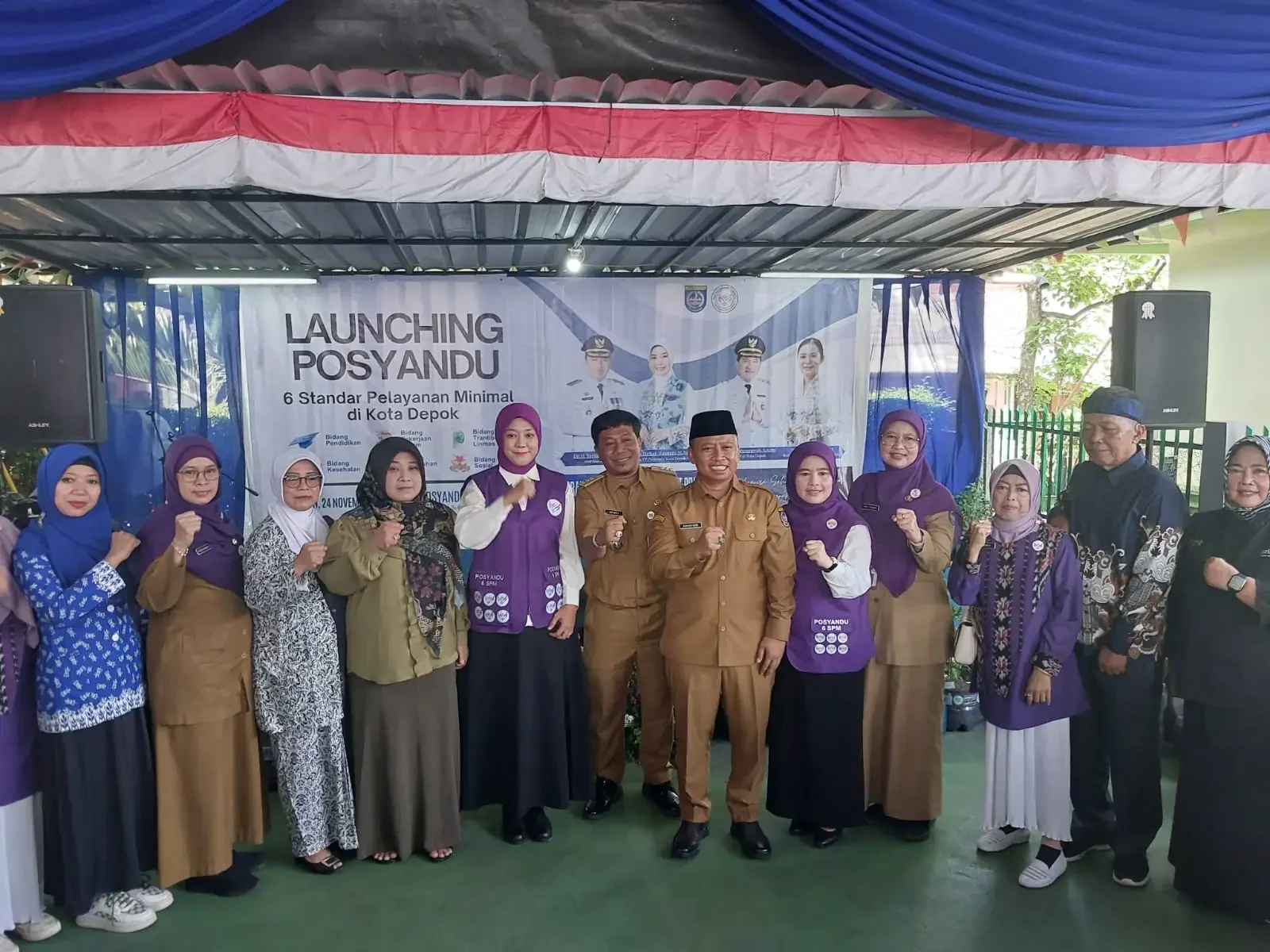 Wali Kota Depok, Supian Suri (keenam dari kanan), saat meresmikan Posyandu Anyelir 1 RW 13, Kelurahan Sukamaju, Kecamatan Cilodong, sebagai Posyandu Enam SPM,(Foto : Diskominfo Depok).