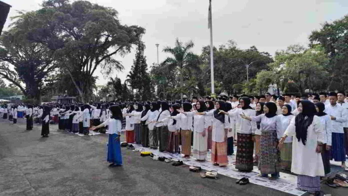 Sebanyak 1.000 ASN di lingkup Pemerintah Kabupaten Ciamis, saat mengikuti kegiatan Pemecahan Rekor Muri Pemakaian Sarung Tenun oleh ASN terbanyak. Foto: Feri/HR