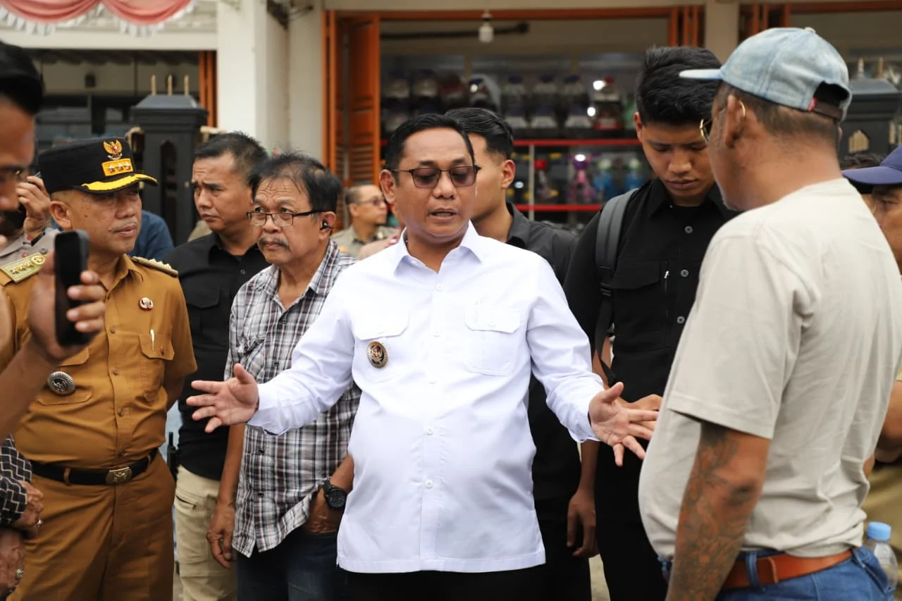TATA RUANG : Plt Bupati Bekasi Asep Surya Atmaja menegaskan bahwa penanganan banjir tahunan di wilayah Kabupaten Bekasi perlu solusi kongkrit. Dimana, dalam penangananya tidan hanya berfokus pada infrastruktur, tetapi juga pada pengembalian fungsi lahan d