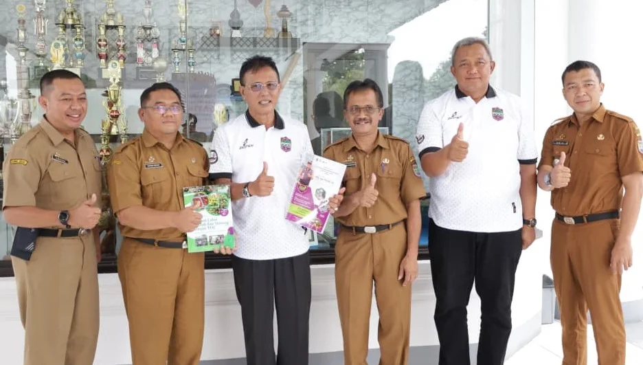 Bupati Ciamis Herdiat Sunarya menyampaikan apresiasi secara langsung kepada Tatang Hidayat.Ist