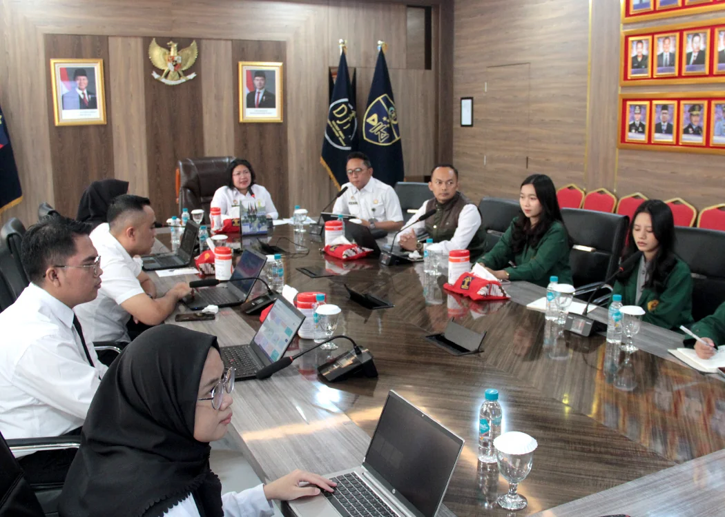Kepala Divisi Pelayanan Hukum Hemawati BR Pandia, beserta Kepala Bidang Pelayanan KI Ery Kurniawan.Ist