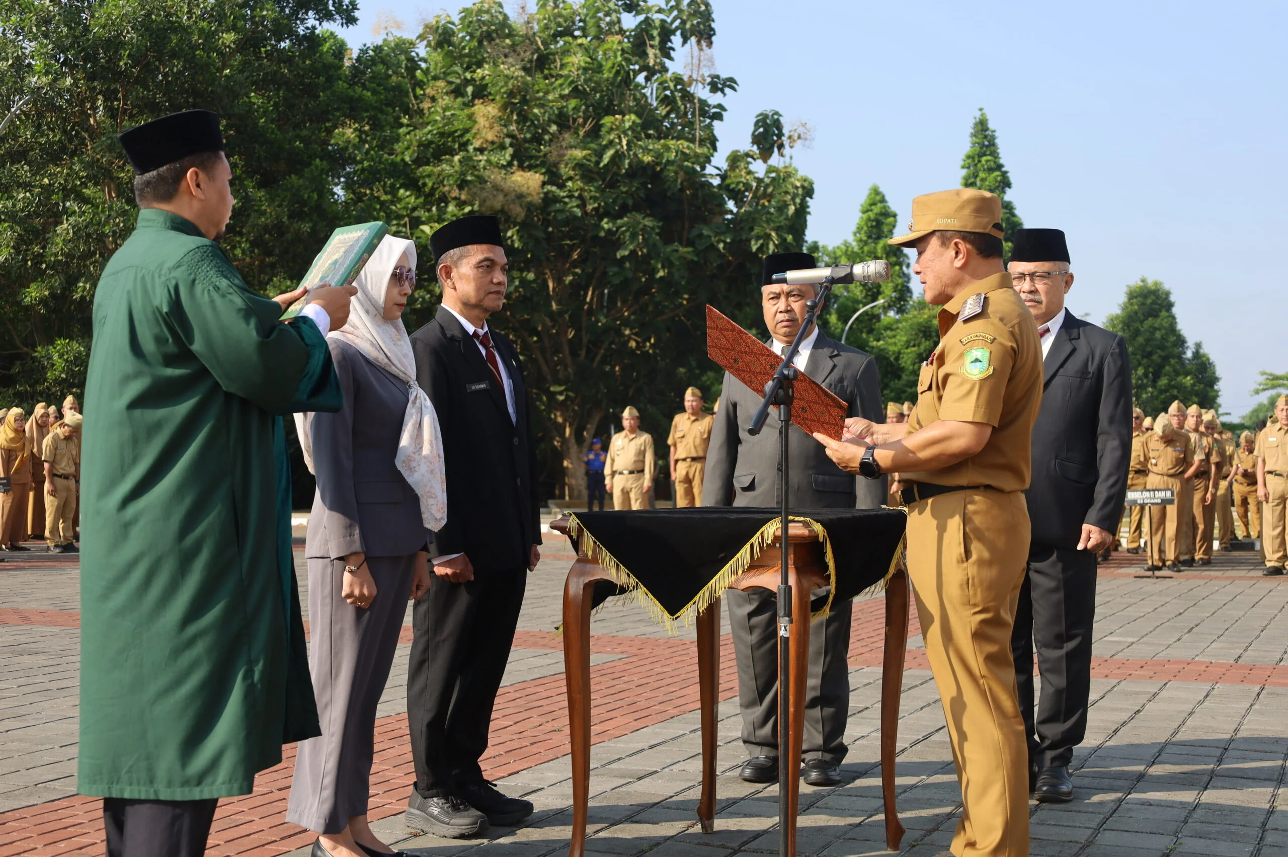 Bupati Kuningan, Dr. H. Dian Rachmat Yanuar, M.Si secara resmi melantik dan mengambil sumpah/janji pejabat fungsional di lingkungan Pemerintah Kabupaten Kuningan, Senin (20/04/2026).Dok-Diskominfo Kuningan