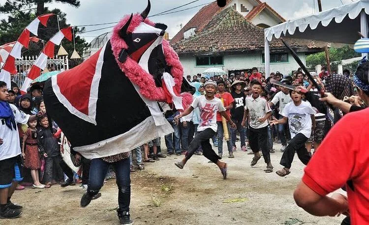 PERTUNJUKAN kesenian sasapian yang diiringi oleh musik tradisional Sunda, menggunakan instrumen seperti kendang, terompet, dan gong.