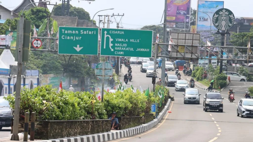 Maraknya kecelakaan kendaraan besar di jalur alternatif Puncak karena kondisi lebar jalan yang sempit dan curam.