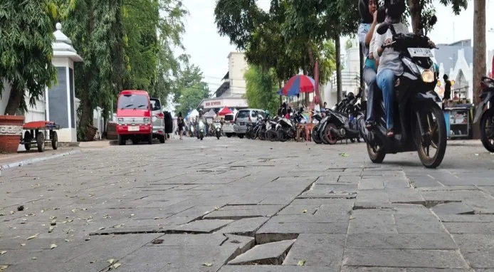 Kondisi jalan di kawasan Alun-alun Kota Cimahi yang menghabiskan anggaran Rp 5,2 miliar.