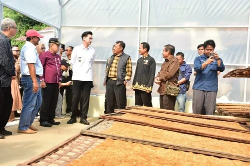 Wakil Bupati Sumedang M. Fajar Aldila menyerahkan bantuan sarana dan prasarana pendukung usaha tani  di Kelompok Tani Mandiri Dusun Cibogo Desa/Kecamatan Sukasari.Dok-Diskominfosanditik Sumedang
