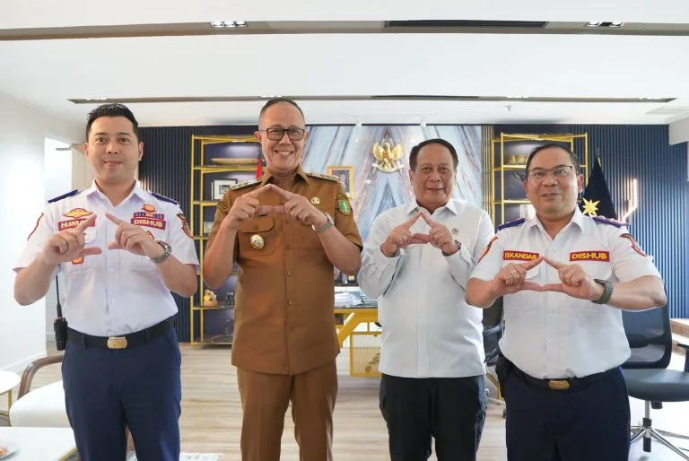 Wali Kota Sukabumi Ayep Zaki ketika bertemu dengan Dirjen Perhubungan Darat Kementerian Perhubungan Aan Suhanan, yang didampingi Direktur Angkutan Jalan Muiz Tohir, Direktur Lalu Lintas Jalan Rudi Irawan, serta Direktur Prasarana Transportasi Jalan Toni T