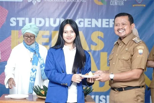 Bupati Sumedang Dony Ahmad Munir memberikan Kuliah Perdana Kelas Paralel.Ist