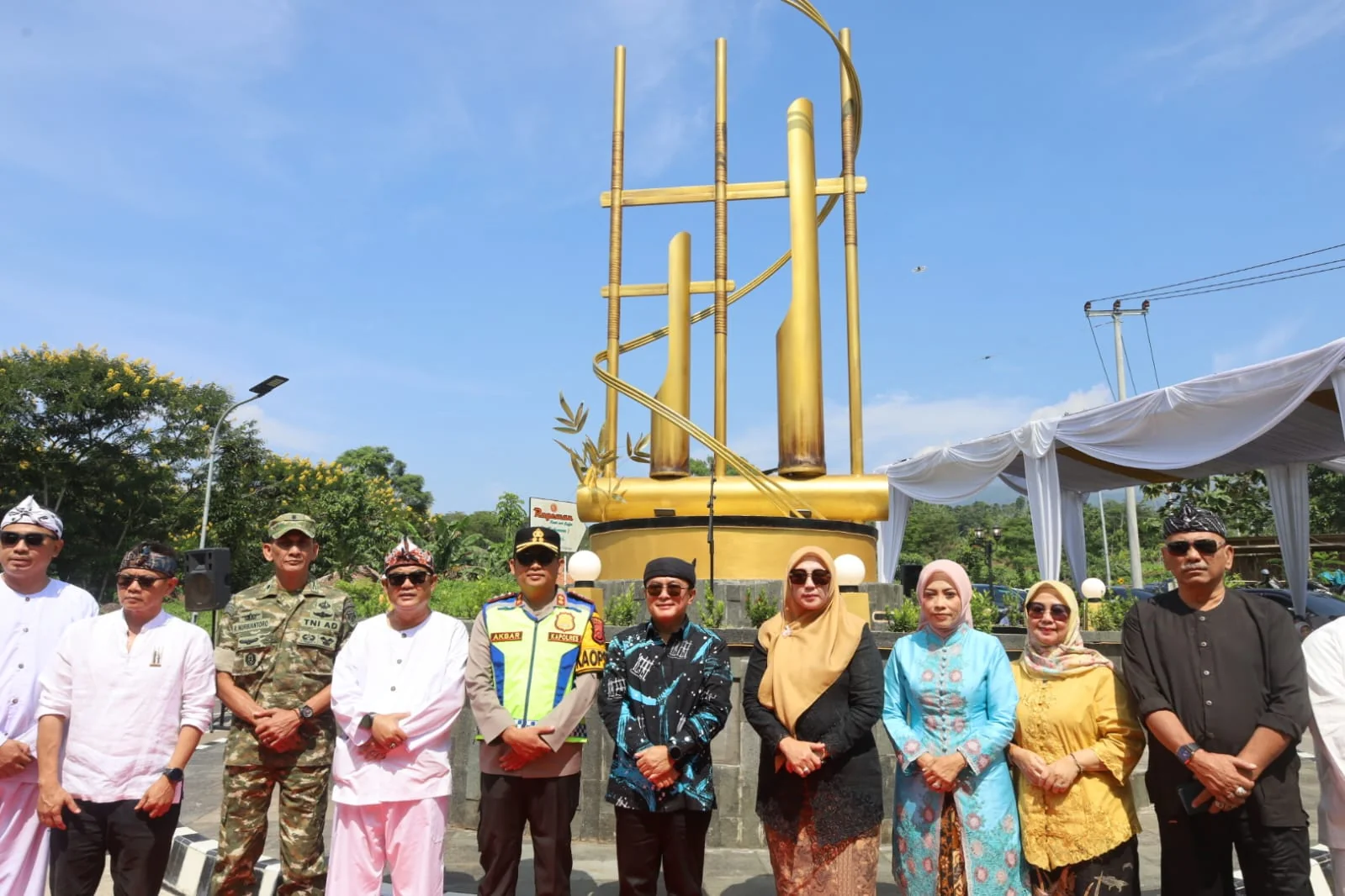Bupati Kuningan Dr. H. Dian Rachmat Yanuar, M.Si  dan Wakil Bupati Kuningan, Sekretaris Daerah, Kepala Organisasi Perangkat Daerah (OPD), para pejabat di lingkungan Sekretariat Daerah Kabupaten Kuningan, Forkopimda, para camat, Ketua Tim Penggerak PKK, Ke