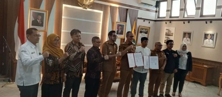 Nota kesepahaman ini ditandatangani oleh Wali Kota Sukabumi Ayep Zaki dan Ketua KPU Kota Sukabumi Imam Sutrisno.Dok-Diskominfo Kota Sukabumi
