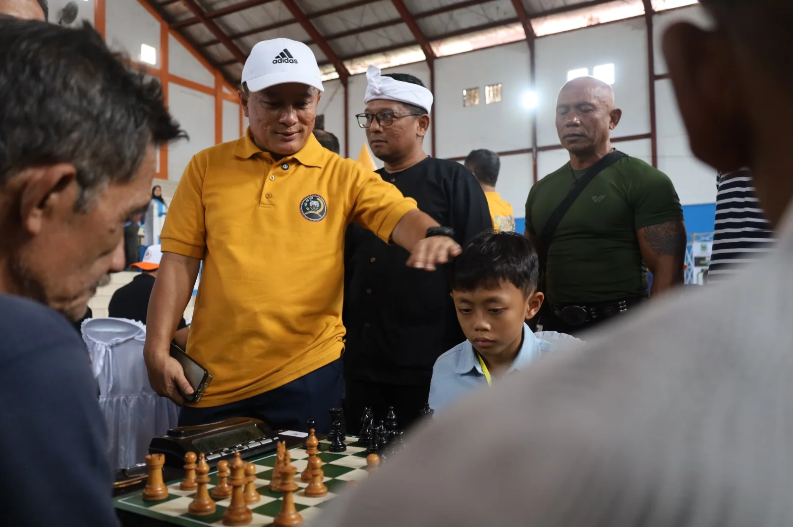 Bupati Kuningan, Dian Rachmat Yanuar secara resmi membuka Turnamen Catur Non Master Bupati Cup I Tahun 2024 yang digelar di GOR Ewangga, Kabupaten Kuningan, Sabtu (02/05/2026).Dok-Diskominfo Kuningan