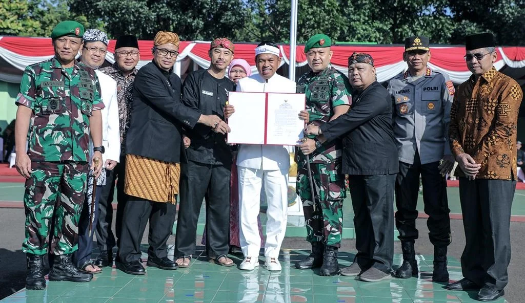 Gubernur Jabar, Dedi Mulyadi menjadi pembina Upacara Peringatan Hari Pendidikan Nasional Tingkat Jabar di Lapangan Resimen Induk Daerah Militer (Rindam) III/Siliwangi, Kota Bandung, Jumat, 2 Mei 2025.