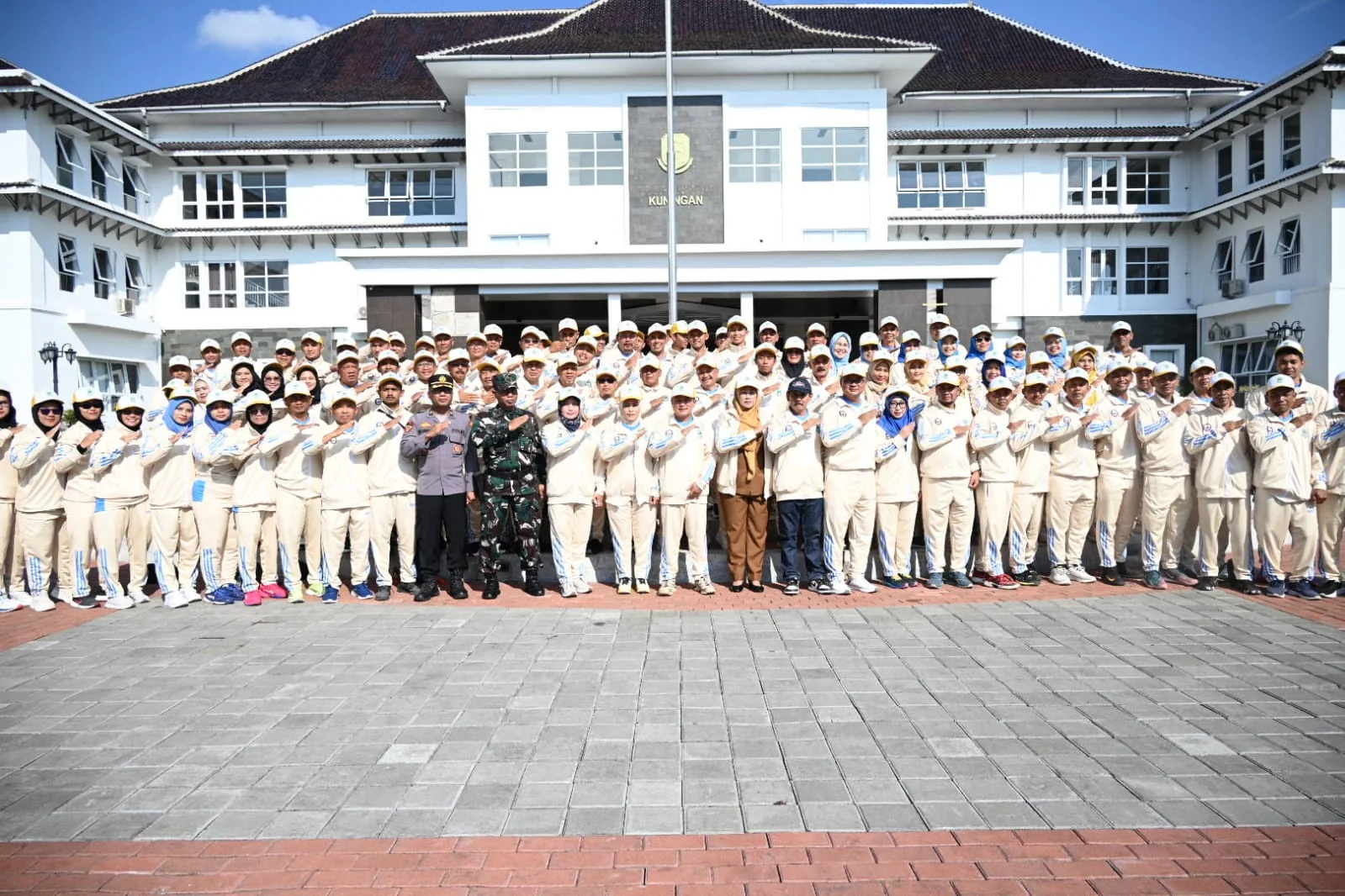 Bupati Kuningan, Dr. H. Dian Rachmat Yanuar, M.Si., melepas kontingen untuk mengikuti dua ajang besar.Ist