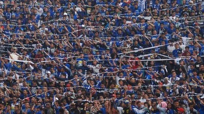 GARA-GARA LAPANGAN! Bobotoh Geruduk Malut United Usai Persib Bandung Dilibas 2-0