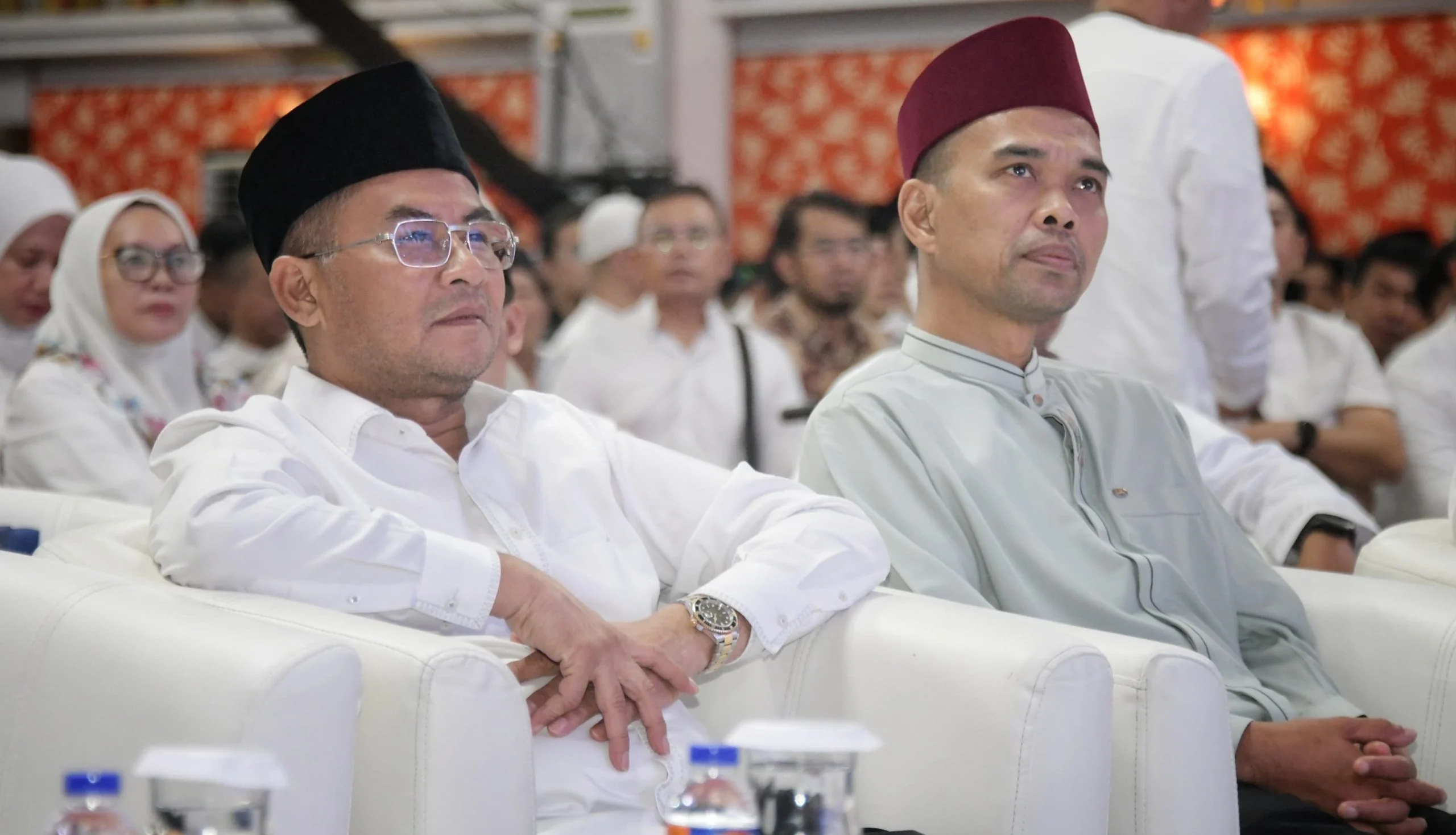 Wakil Gubernur Jawa Barat Erwan Setiawan memberikan sambutan pada acara Tablig Akbar Ustadz Abdul Somad bersama Yayasan Darul Hikam di Bale Asri Pusdai, Kota Bandung, Sabtu, 22 Februari 2025.