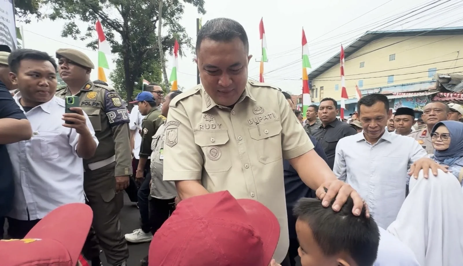 Bupati Bogor, Rudy Susmanto, terus menunjukkan komitmen nyata dalam memastikan seluruh anak di Kabupaten Bogor mendapatkan hak pendidikan yang layak.(Tim Komunikasi Publik/Diskominfo Kabupaten Bogor)