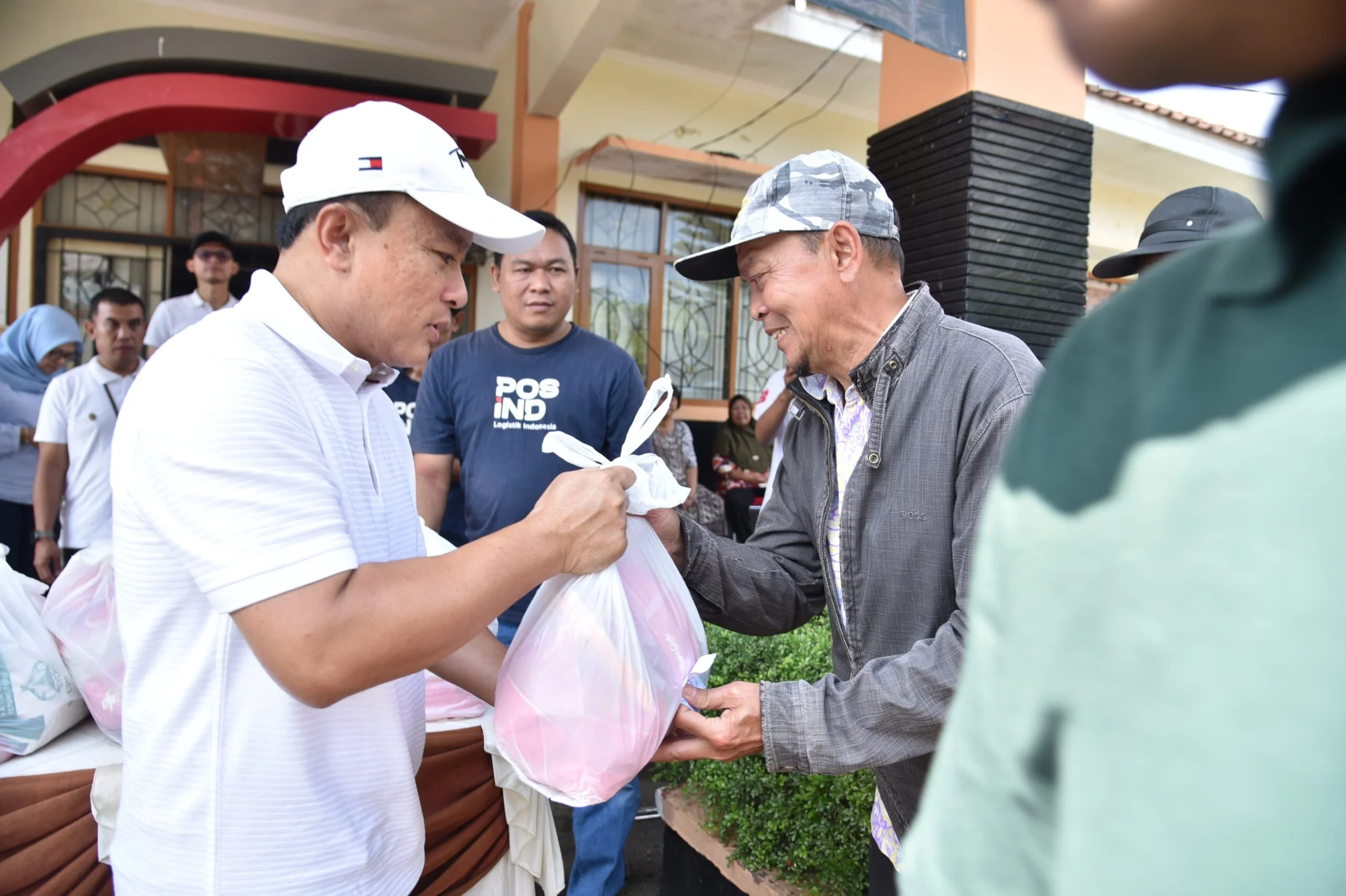 Bupati Kuningan Dr. H. Dian Rachmat Yanuar, M.Si dalam sambutannya menyampaikan bahwa program ini merupakan bentuk perhatian pemerintah untuk membantu masyarakat menghadapi lonjakan harga bahan pokok menjelang Lebaran.(T/IKP/DISKOMINFO)