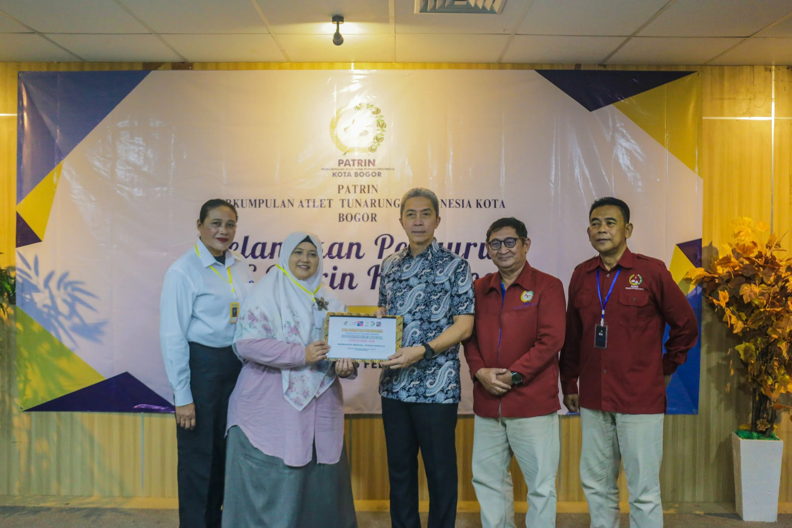 Wali Kota Bogor, Dedie A. Rachim, didampingi perwakilan Dinas Pemuda dan Olahraga (Dispora) dan Dinas Sosial (Dinsos) Kota Bogor, menghadiri langsung prosesi pelantikan yang berlangsung di Gedung DPRD Kota Bogor.Dok-Diskominfo Kota Bogor