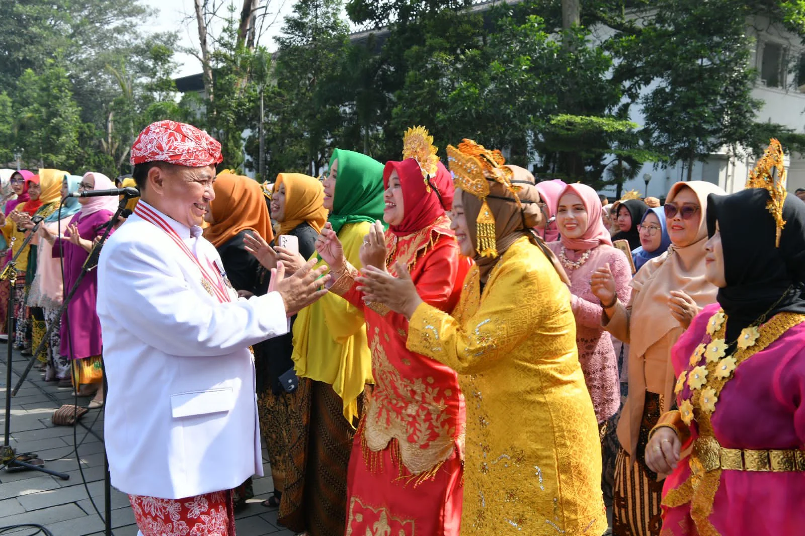 Sekda Jabar Herman Suryatman memimpin upacara peringatan Hari Guru Nasional Tahun 2024 Tingkat Provinsi Jawa Barat dengan tema “Guru Hebat, Indonesia Kuat" di halaman depan Gadung Sate, Kota Bandung, Senin (25/11/2024). (Foto: Rizal Fs/Biro Adpim Jabar)