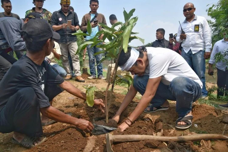 Dedi Mulyadi sangat mencintai kelestarian lingkungan.