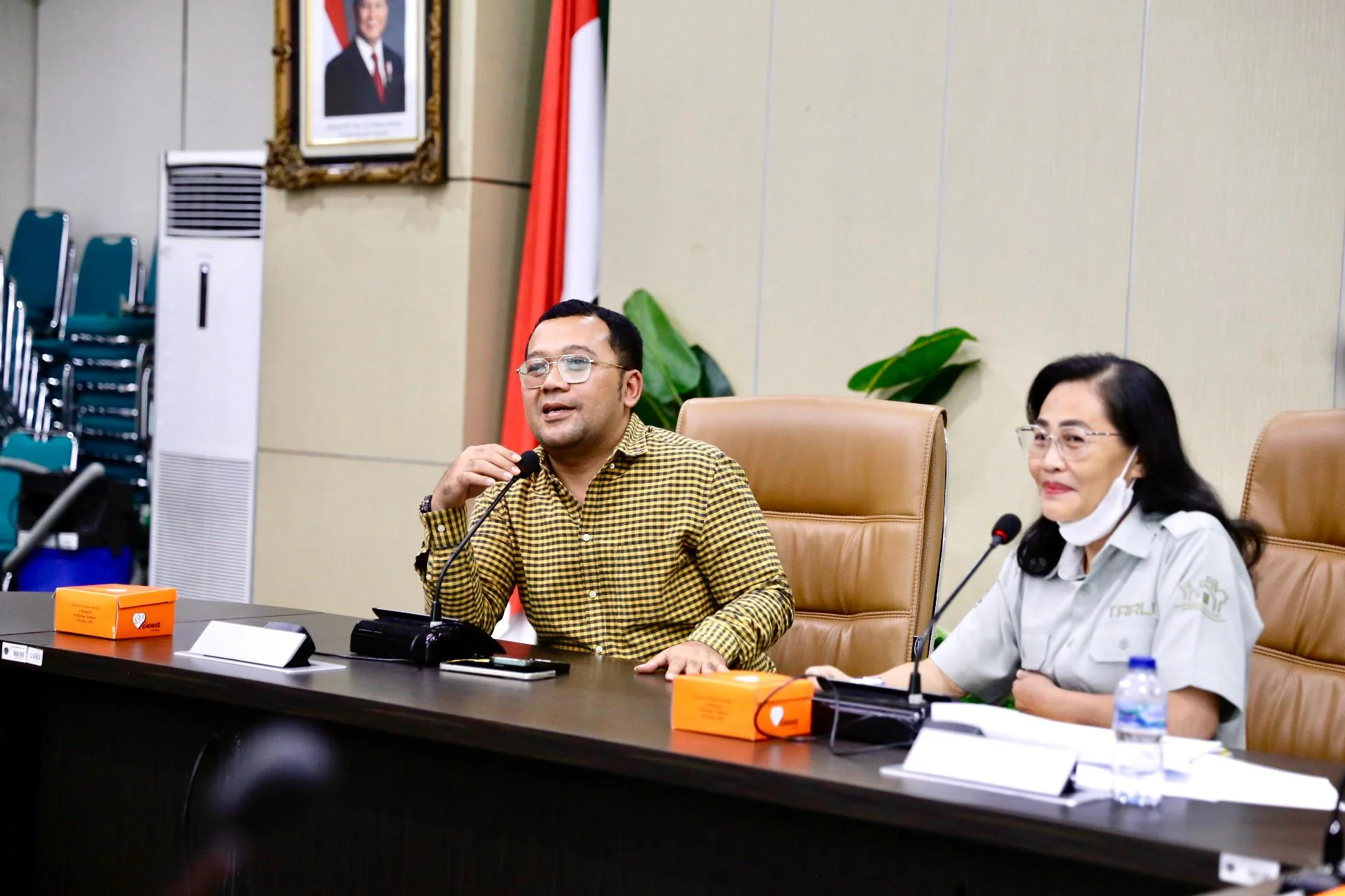 Ketua Pansus II DPRD Provinsi Jawa Barat Hilal Hilmawan (kiri) saat konsultasi ke Kementrian Investasi dan Kementrian ATR/BPN di DKI Jakarta, Selasa (15/1/2025).