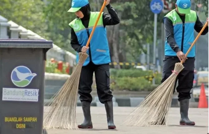 Pentingnya kesadaran masyarakat dalam mengelola sampah di tingkat rumah tangga.